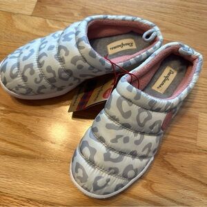 NWTS Dearfoams Ladies Gray Leopard Print Slippers Sz 5/6